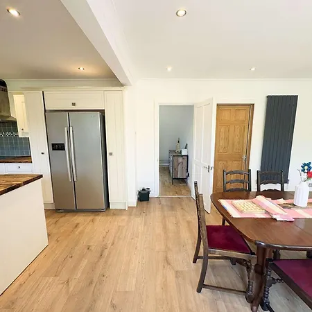 Four Bedroom House In Northcote Road Дом отдыха