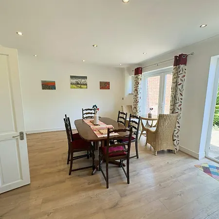 Four Bedroom House In Northcote Road * Bristol