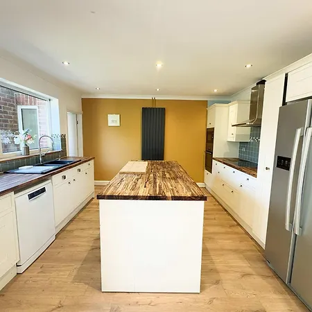 Four Bedroom House In Northcote Road