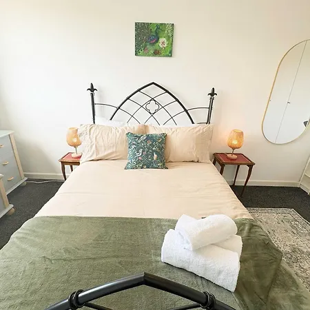 Four Bedroom House In Northcote Road *