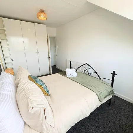Four Bedroom House In Northcote Road *