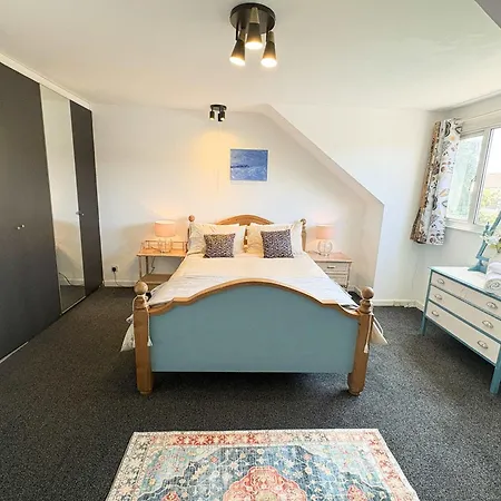 Four Bedroom House In Northcote Road *