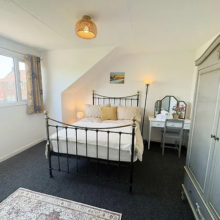 Four Bedroom House In Northcote Road Bristol